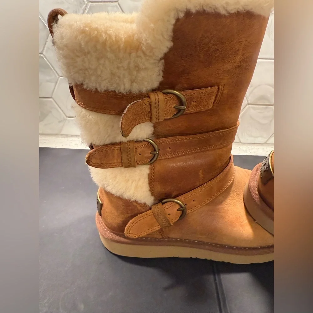 Ugg Woman’s Beckett Boots Sz 6 Chestnut Brown Leather Strap Closure Sheepskin